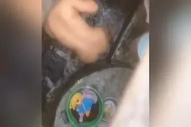 Sesudah Mandi Sore Gayung Biru
